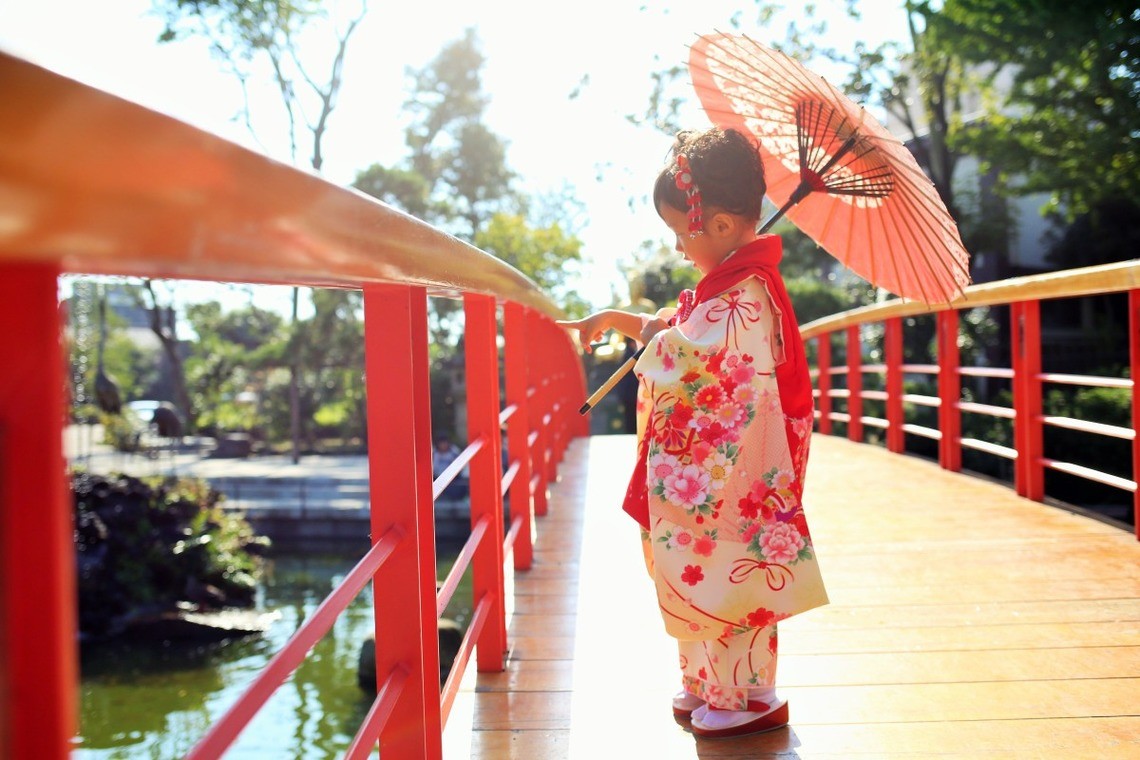 和傘を使ったおしゃれな七五三写真（エミリィの出張撮影）