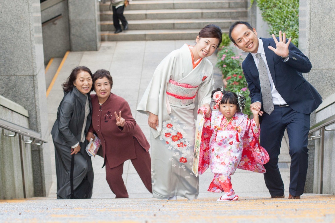 おじいちゃんやおばあちゃんのいる七五三家族写真のアイデア(エミリィの出張撮影)