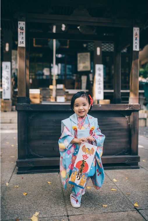 千歳飴を使ったおしゃれな七五三写真(エミリィの出張撮影)