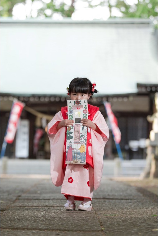 千歳飴を使ったおしゃれな七五三写真(エミリィの出張撮影)